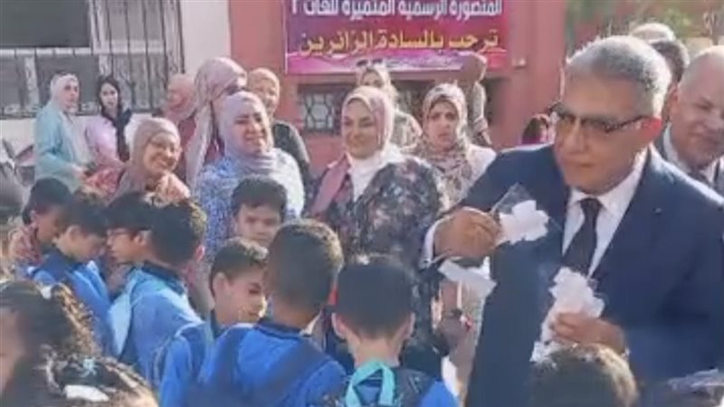 محافظ الدقهلية يوزع