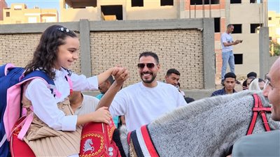أب يزف ابنته إلى المدرسة بكفر الشيخ: عايز أشيل من جواها رهبة أول يوم في الدراسة (فيديو)  