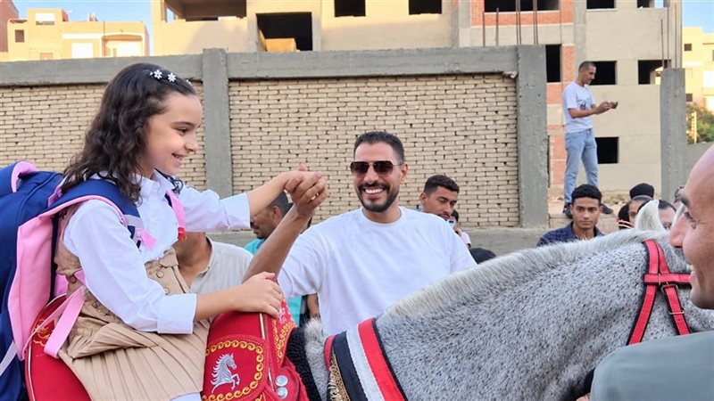 طفلة تذهب للمدرسة