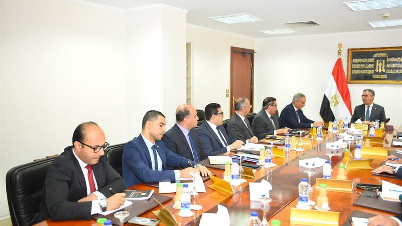 وزير التموين خلال