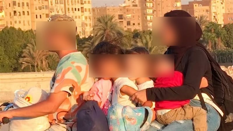 أسرة كاملة على موتوسيكل