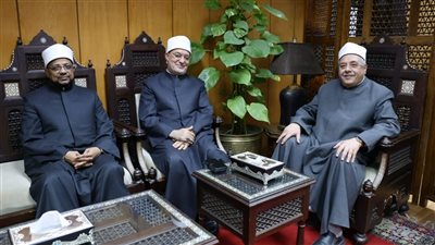 بعد تعرضه لحادث، وكيل الأزهر يباشر عمله ويستقبل المفتي وأمين البحوث الإسلامية