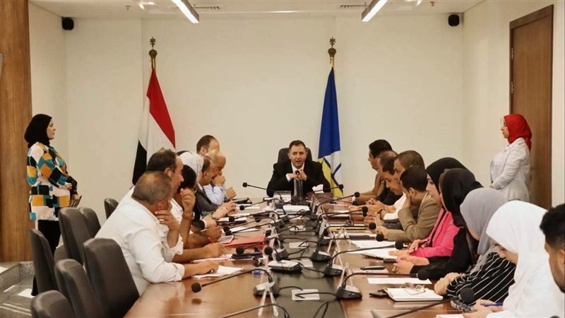 محافظ دمياط يناقش