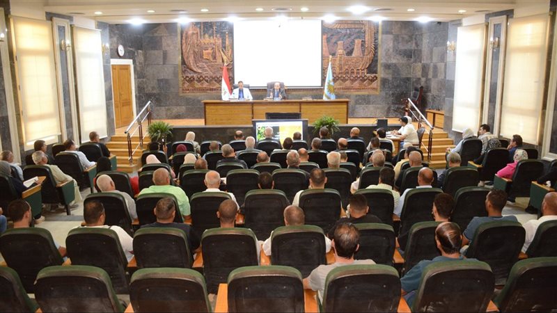 محافظ الغربية يلتقي