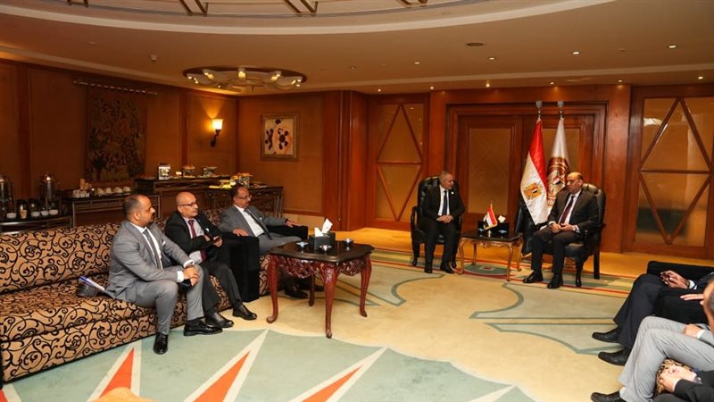 وزير العمل يلتقي