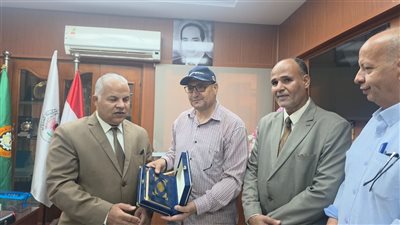 أول ظهور لمدير مدرسة ميت الفرماوي المعتدى عليه من ولي أمر بـ17 غرزة