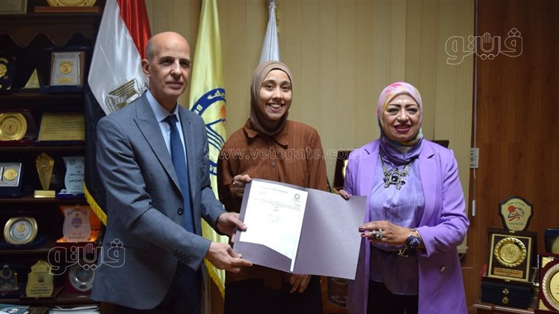 منحة دراسية لخريجة