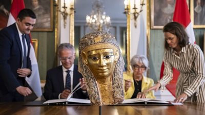 مصر تنجح في استرداد قناع ذهبي أثري من سويسرا (صور)