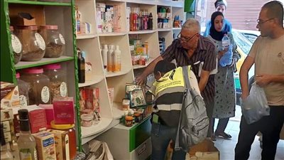 ضبط 170 عبوة سلع منتهية الصلاحية في حملات تموينية بقنا (صور)