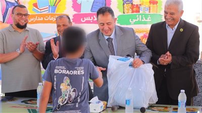 محافظ دمياط يشهد توزيع 750 شنطة مدرسية وملابس للطلاب الأيتام والأسر الأولى بالرعاية 