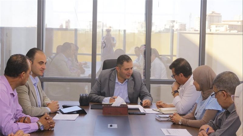 محافظ دمياط في اجتماع