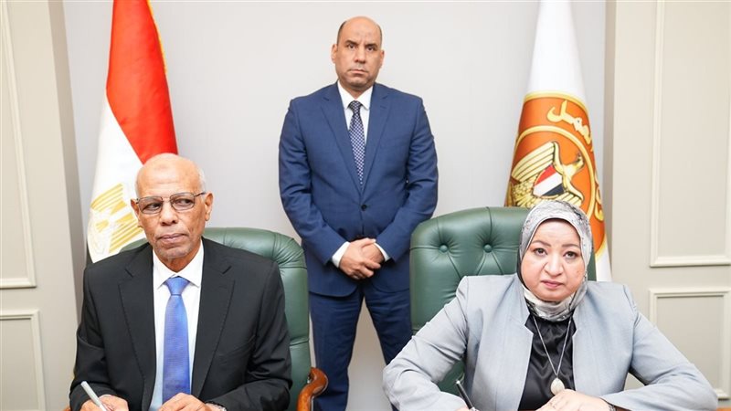 وزير العمل يطلق مرحلة