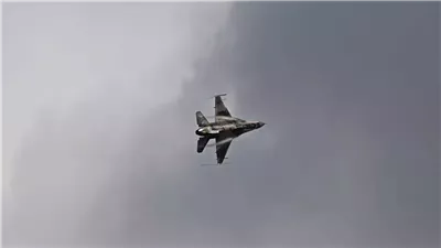 تحطم مقاتلة أمريكية من طراز F-16 وإخلاء بالمنطقة بعد تسرب مواد كيميائية خطرة (فيديو)   