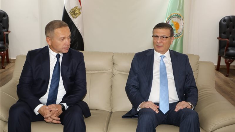 وزير الزراعة مع الوفد