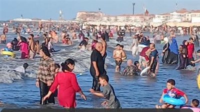متابعة ميدانية لتأمين المصطافين، رئيس مدينة رأس البر يتفقد خدمات الشاطئ وفرق الإنقاذ 