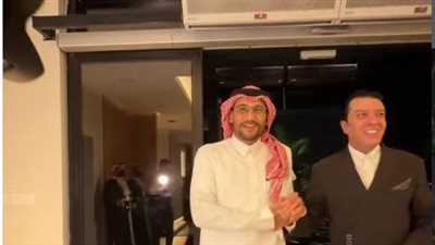 وصول مصطفى كامل ورامي جمال إلى مسرح عبادي الجوهر بالسعودية لانطلاق حفلهما (فيديو)