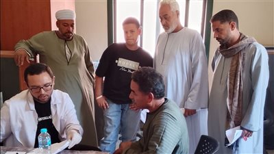 قافلة جامعة الأزهر توقع الكشف الطبي على 2400 مواطن بقرى أبوتشت بقنا(صور)