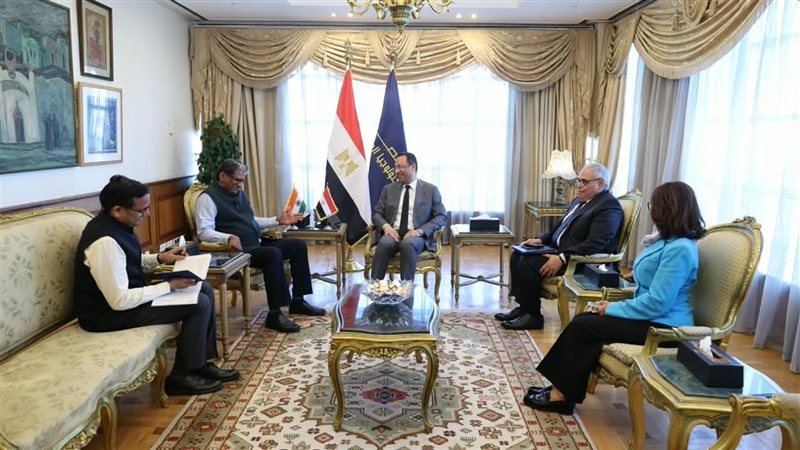 وزير الاتصالات والسفير