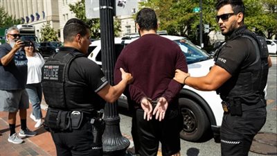 استنفار أمني قرب البيت الأبيض بعد اقتحام سيارة للرصيف ومطالبة سائقها بمقابلة ترامب (فيديو)