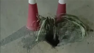 هبوط أرضي مفاجئ بطريق السنطة - طنطا وتحذيرات من توسُّعه (صور)