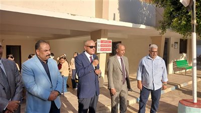 محافظ الأقصر يشهد طابور الصباح بمدرسة سيدي أبو الحجاج ويشيد بالمستوى التعليمي للطلاب (صور)