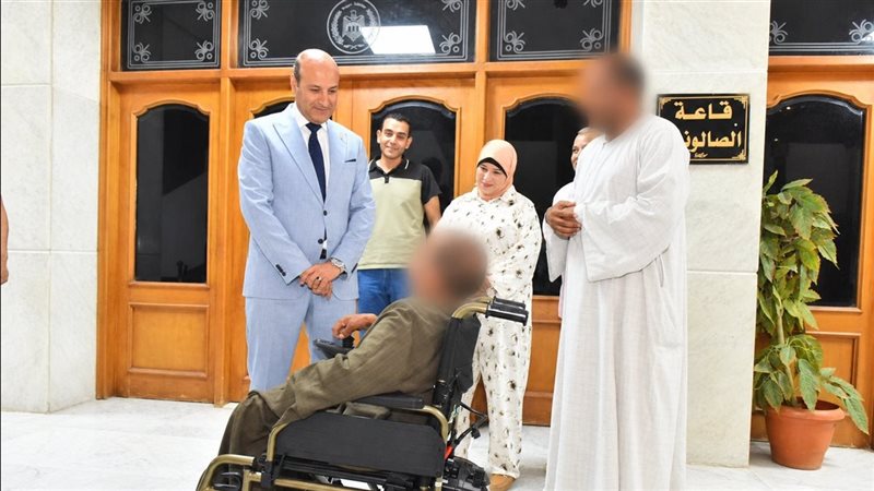 محافظ أسيوط يسلم
