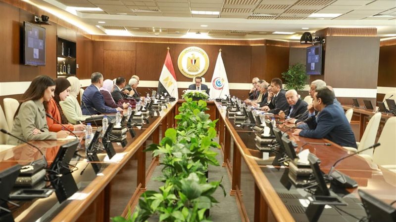 اجتماع وزير الصحة