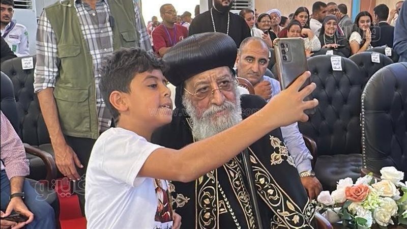 الأطفال يلتقطون صورا