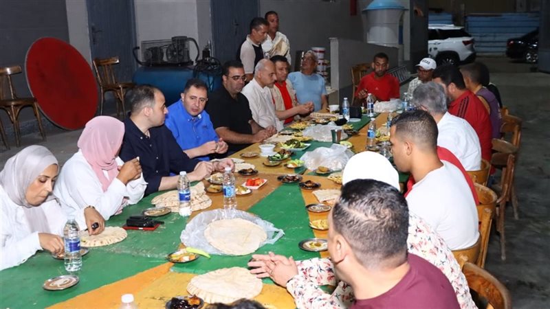 محافظ دمياط يتناول