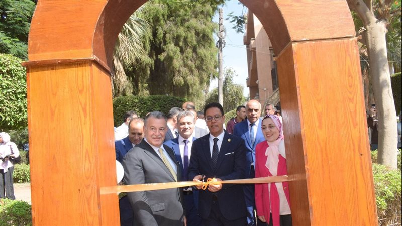 رئيس جامعة بنها يفتتح