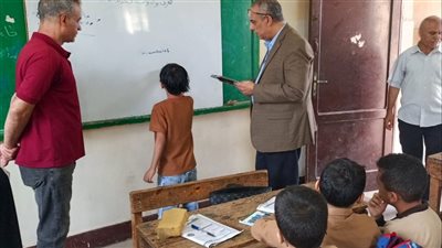 وكيل وزارة التعليم بالقليوبية يفاجئ مدارس القناطر، إحالة مسؤول للتحقيق والتشديد على حظر التصوير