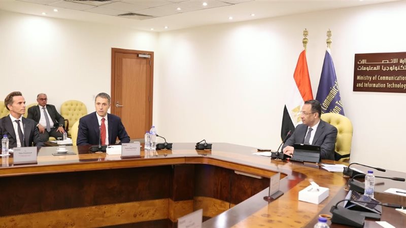 وزير الاتصالات مع