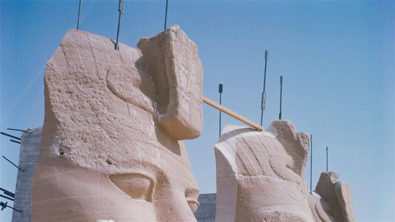 تفكيك آثار معبد أبى