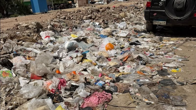 تلال القمامة تحاصر