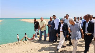 محافظ الوادي الجديد تتابع رفع كفاءة المرافق العامة والبنية الأساسية ببحيرة باريس