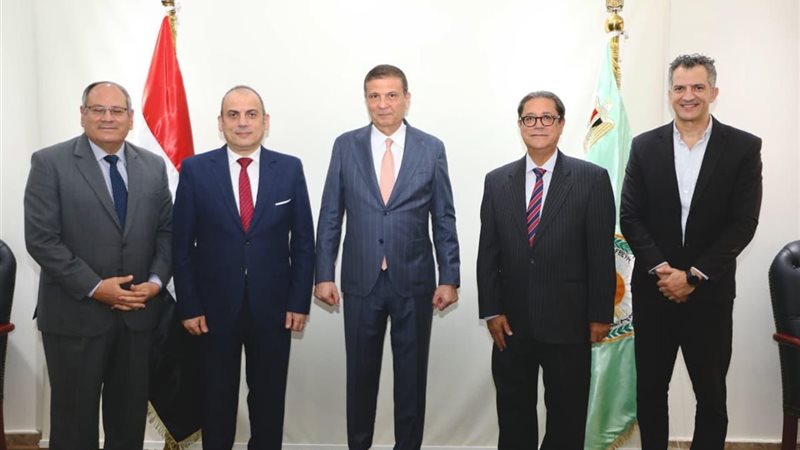 وزير الزراعة يستقبل