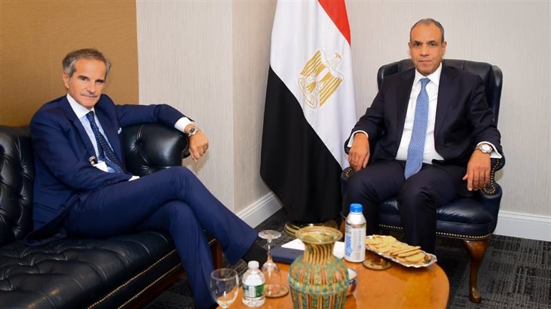 وزير الخارجية مع