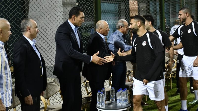 وزير الرياضة مع لاعبي