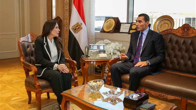 وزيرة الإسكان مع