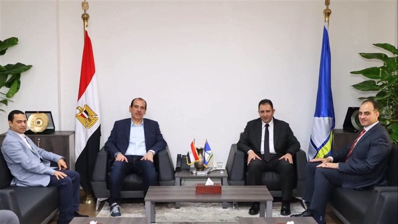 محافظ دمياط يستقبل