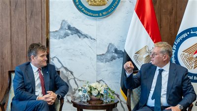 وزير البترول يبحث مع شركة 