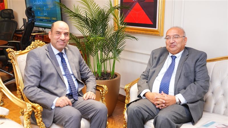 وزير العمل يبحث مواجهة