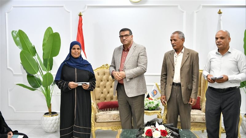 محافظ قنا يستقبل