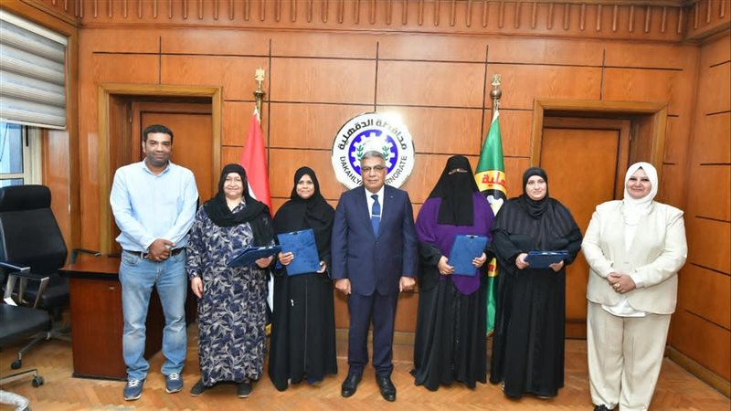 محافظ الدقهلية والمعتمرين