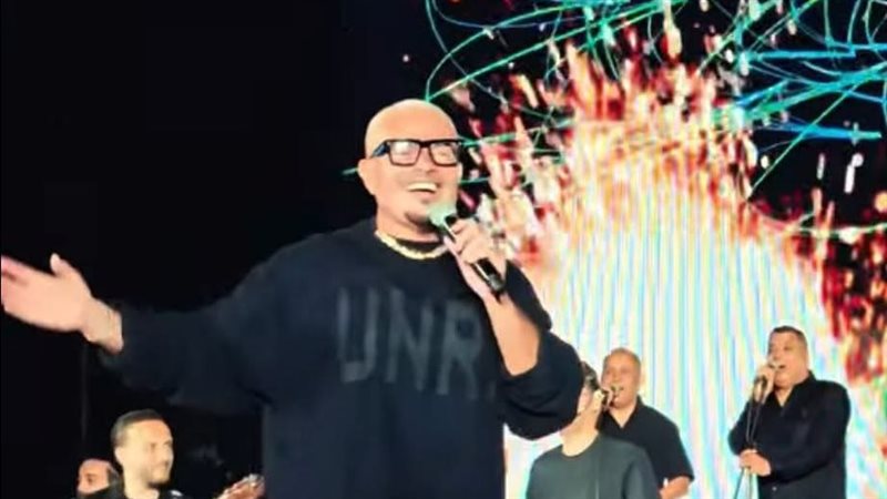 عمرو دياب يتألق بأغاني ألبومه الجديد في مول مصر (فيديو)