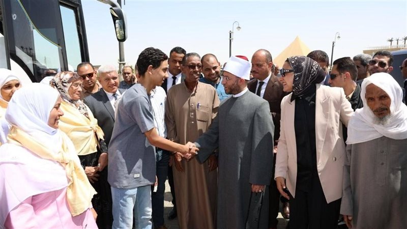وزير الأوقاف مع أهالي