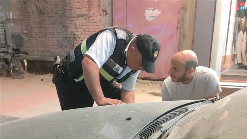 رجل مرور يساند أسرة