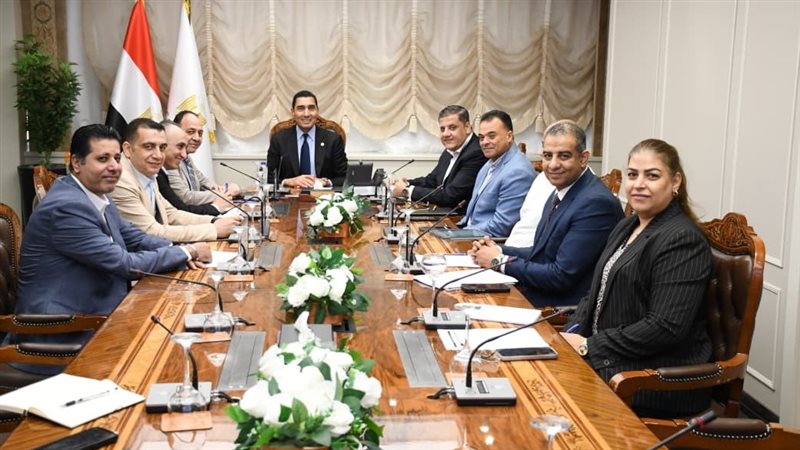 جوهر نبيل يعقد اجتماعًا