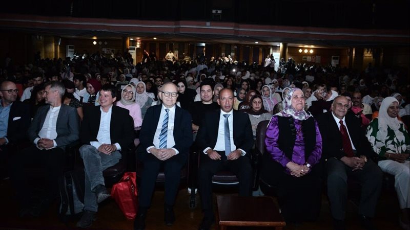 عميد قصر العيني خلال