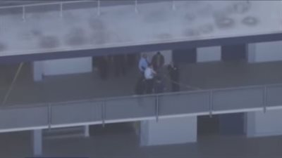 حادث مفزع يهز أمريكا، لحظة إلقاء طالب بنفسه من الطابق الرابع بسبب التنمر (فيديو)  